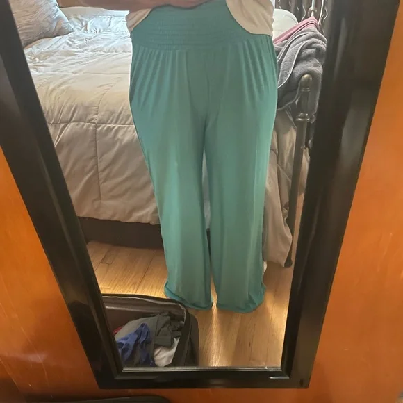 Green palazzo pants - Picture 2 of 4